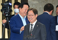 [포토] 인사 나누는 박범계·김두관