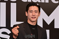 [포토] 유태오 '숨길 수 없는 자신감'