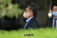 [포토] '서해 피격 은폐' 법원 향하는 서욱