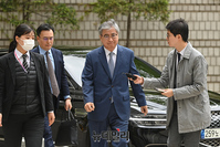 [포토] 석방 후 첫 공판 출석하는 서훈 전 안보실장