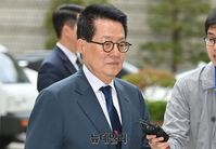 [포토] '서해 피격사건 은폐' 법원 출석하는 박지원 전 국정원장