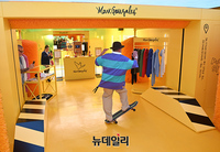 [포토] 스케이트보드 타고 나타난 마크 곤잘레스