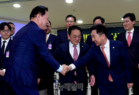 [포토] 토론회서 만난 김기현 대표와 김두관 의원