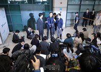 [포토] 입국 직후 질문에 답하는 송영길