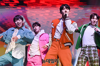 [포토] 타이틀곡 '마카레나' 무대 선보이는 블리처스