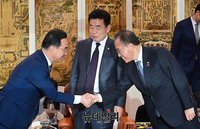 [포토] 악수 나누는 박홍근·윤재옥