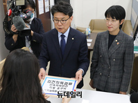 [포토] 김건희 특검법 신속처리안건 지정 요구서 제출