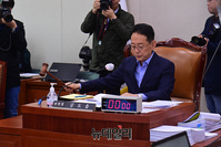 [포토] 의사봉 두드리는 김도읍 법제사법위원회 위원장