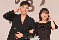 [포토] '우리도 커플' 하트 날리는 '김민재-소주연'