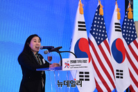 [포토] 건배사 하는 조이 사쿠라이 주한미국대사 대리