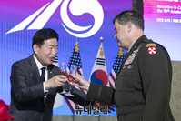 [포토] 건배하는 김진표 국회의장과 윌라드 벌러슨 미8군 사령관