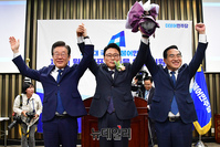 [포토] 손들어 인사하는 박광온 더불어민주당 신임 원내대표