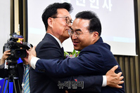 [포토] 포옹하는 박광온·박홍근