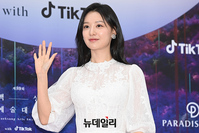 [포토] 아름다움 뽐내는 김지원