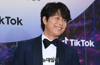 [포토] 포토타임 갖는 정우성