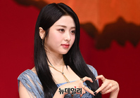 [포토] 하트 날리는 르세라핌 허윤진 