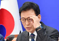 [포토] 안경 만지는 박광온 원내대표