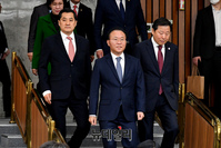 [포토] 입장하는 윤재옥 국민의힘 원내대표
