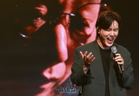 [포토] 2년만에 복귀한 신유, 신곡 '왜 그렇게 사셨어요' 무대