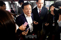 [포토] 취재진에 둘러싸인 이진복 정무수석