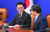 [포토] 대화 나누는 박광온·김동연