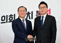 [포토] 기념촬영 하는 윤재옥·박광온