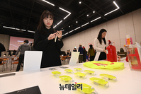 [포토] 'K-디자인' 비전 선포식, 공공디자인 감상하는 관람객들