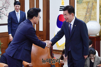 [포토] 인사 나누는 김진표·박광온