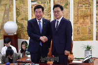 [포토] 기념촬영 하는 김진표 의장과 박광온 원내대표
