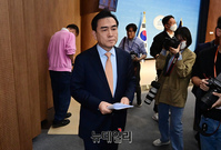 [포토] 회견장 떠나는 태영호 국민의힘 최고위원