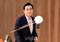 [포토] 회견장 입장하는 태영호 국민의힘 최고위원