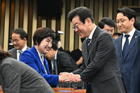 [포토] 의원들과 인사 나누는 이재명 민주당 대표