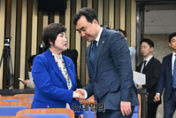 [포토] 의원총회 참석한 윤관석 의원