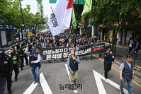 [포토] 용산 대통령실 방향으로 행진하는 건설노조
