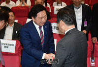 [포토] 악수 나누는 김기현·이재명 대표