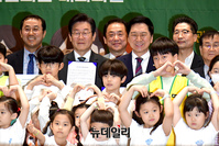 [포토] 어린이안전헌장 든 김기현·이재명