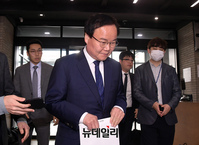 [포토] 중앙윤리위원회 향하는 김재원 국민의힘 최고위원