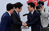 [포토] 인사 나누는 이재명 대표와 박광온 원내대표