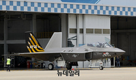[포토] 격납고 나서는 국산 스텔스기 KF-21