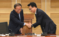 [포토] 악수하는 양당 원내대표