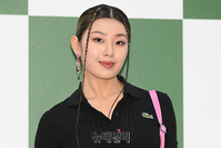 [포토] 리정, 블랙패션 핑크가방 