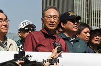 [포토] 사면후 세 번째 공식일정 참석한 이명박 전 대통령