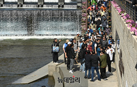 [포토] 청계천 산책하는 이명박 전 대통령