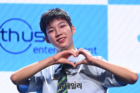 [포토] 더 윈드 박하유찬, 하트 뿜뿜