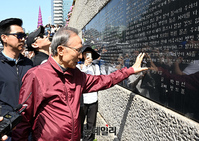 [포토] 청계천 따라 이동하는 이명박 전 대통령