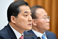 [포토] 원내대책회의 참석한 박대출 국민의힘 정책위의장