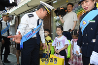 [포토] 안전용품 달아주는 윤희근 경찰청장