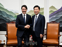 [포토] 인사 나누는 김진표 의장과 쥐스탱 트뤼도 캐나다 총리