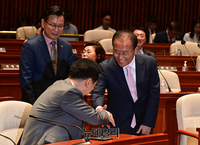 [포토] 인사 나누는 김기현 대표와 윤재옥 원내대표