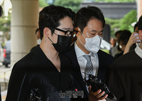 [포토] 마약투약 혐의, 영장심사 출석하는 가수 남태현